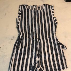 🍀Black & white romper